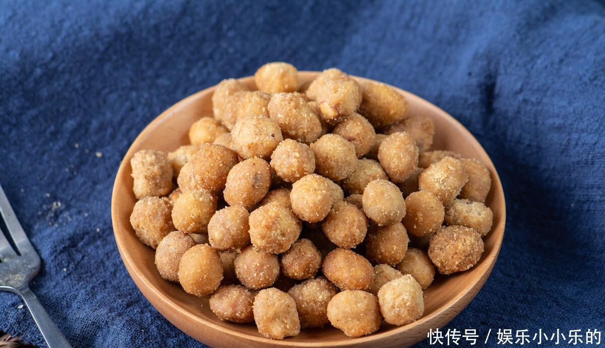 炒糖色到底是用油还是水?大厨教你,好多人都做错,难怪又黑又苦