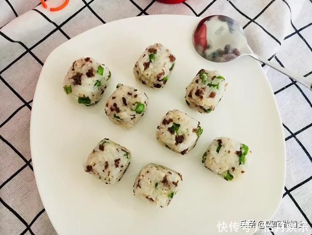 这个比白米饭营养高出好几个档!一口平底锅搞定娃喜欢的饭!