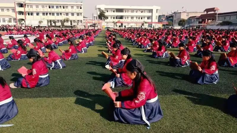  哇！大场面，千名学生朗诵国学，颂扬扶贫经典