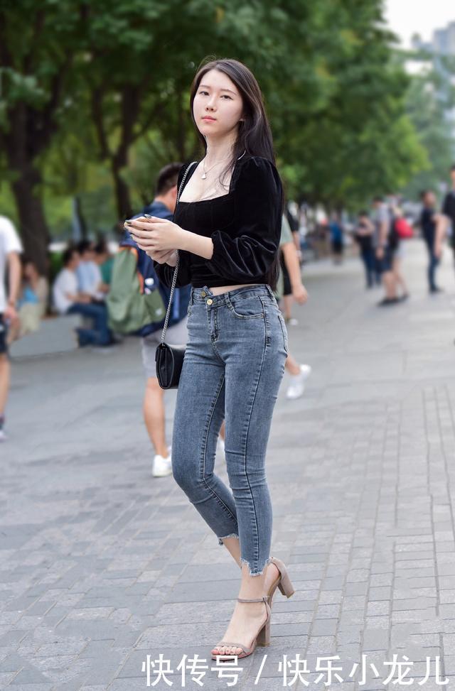 牛仔裤修身的高手,简单的搭配让美变得与众不同,不得不爱