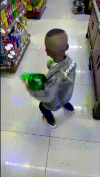 |搞笑GIF:大哥,你家的闺女,长大必定是个女汉子啊