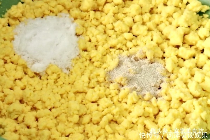 玉米面蒸糕|做玉米面蒸糕，用冷水还是热水和面很多人做错，难怪发硬不好吃