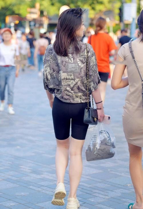 满满沙滩风格的衬衫，搭配黑色五分运动裤，这样的风格清新自在