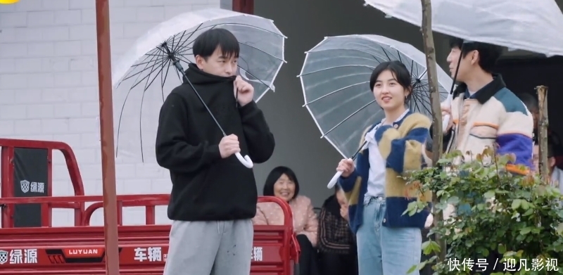 粗茶淡饭|继同款睡衣后,张艺兴和杨紫又穿同款雨衣,连何炅都忍不住撮合?