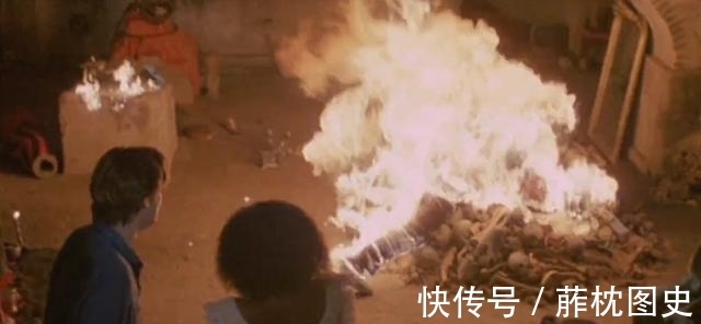 时尚杂志|外国真人秀复刻恐怖片!教你在丧尸吸血鬼杀人狂手下逃生