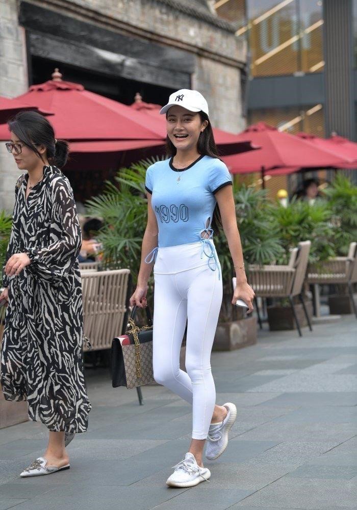 修身短袖 蓝色的修身短袖搭配白色打底裤,青春靓丽,时髦高挑有韵味