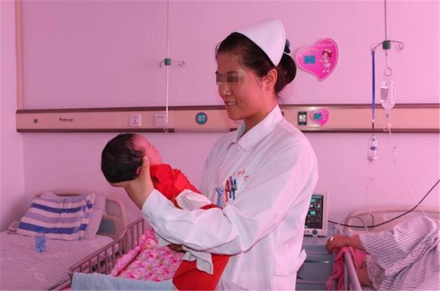 孩子|“暴脾气宝宝”火了,刚出生就把美女护士口罩扯下,网友:真记仇