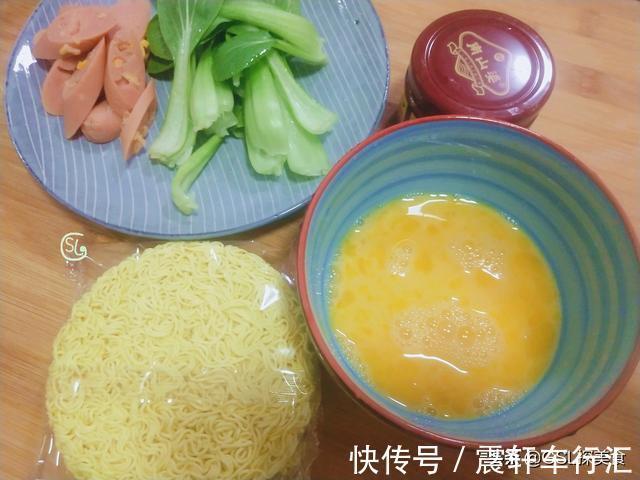 小青菜|常吃的快手炒面，简单的炒一炒，好吃解馋，一人吃了一大盘