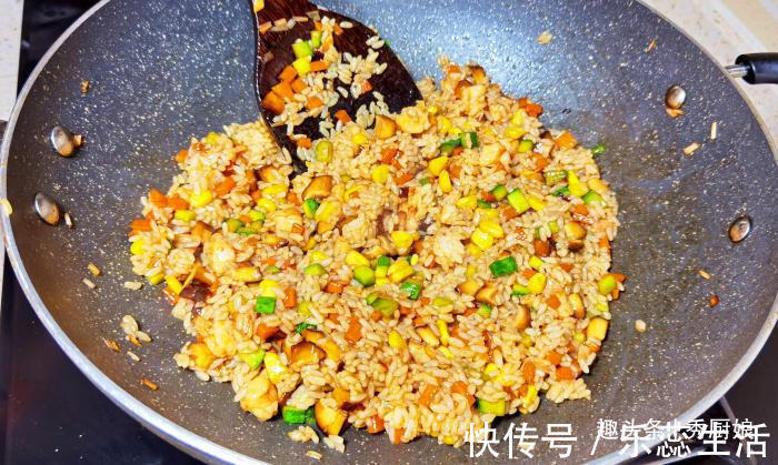 早餐|把剩米饭包进饺子皮里,出锅瞬间变美食,第一次见这种做法,真香