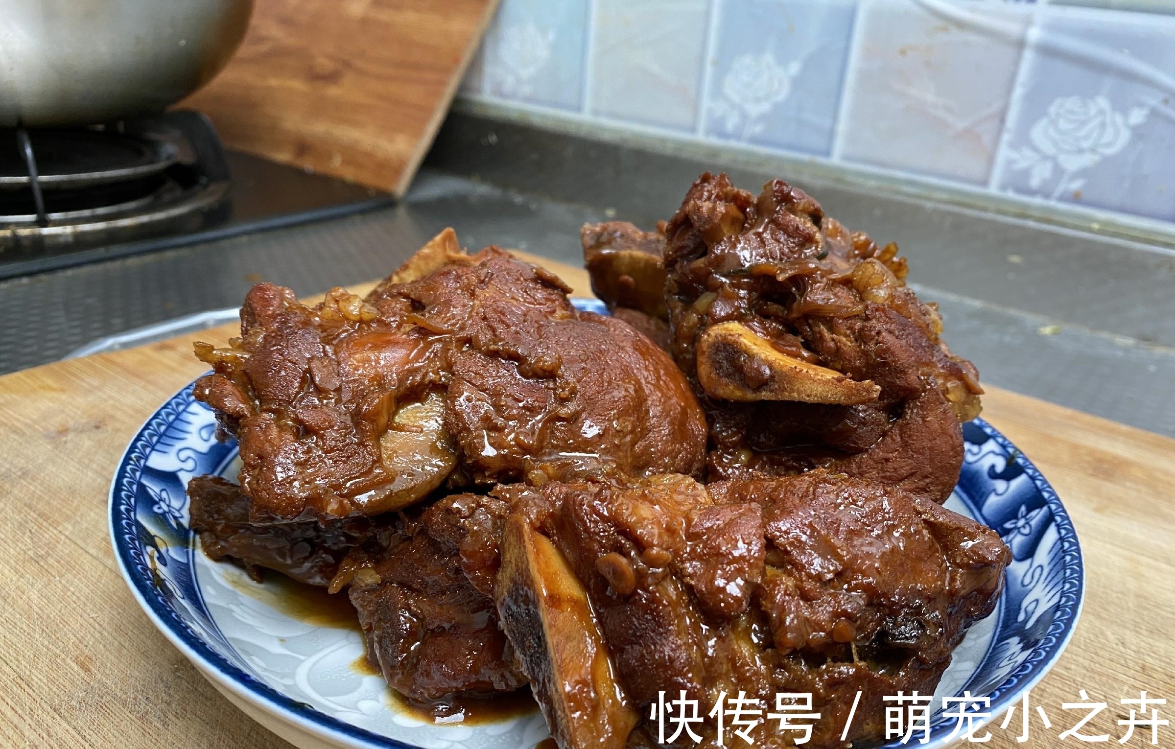 排骨|秋天，遇到这肉要多吃，比排骨便宜，比牛羊肉香，炖一锅太馋人
