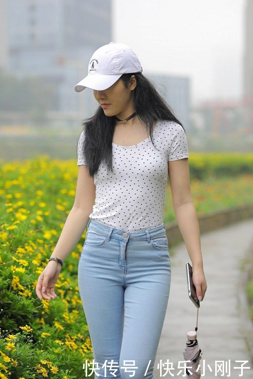 小姐姐修身体恤,展现出优雅时尚的韵味