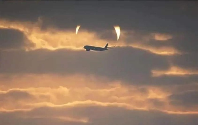 波斯湾太阳与月亮诡异同框，“恶魔之角”现身，景象如同修罗地狱