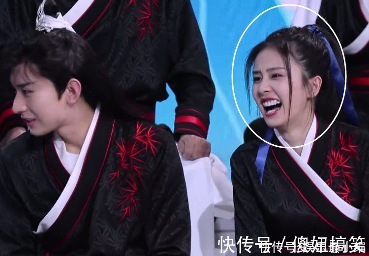 趙露思玩游戲摔進(jìn)泡沫坑，白鹿笑到嘴巴張大，成毅表情卻好不一樣