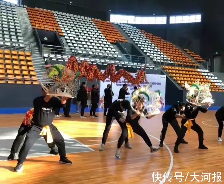 龙狮|中国龙狮运动公益万里行来到河南，百名龙狮指导员提升技艺