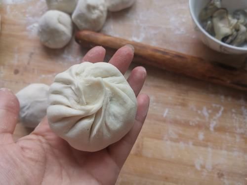 春天这菜是个宝，用它蒸包子鲜香美味，比肉馅的好吃，出锅连吃3个真过瘾