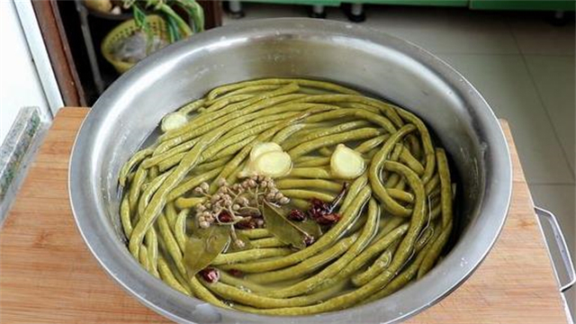 好吃|教你用传统面汤水腌酸豆角做法,2个小技巧,酸脆开胃又好吃
