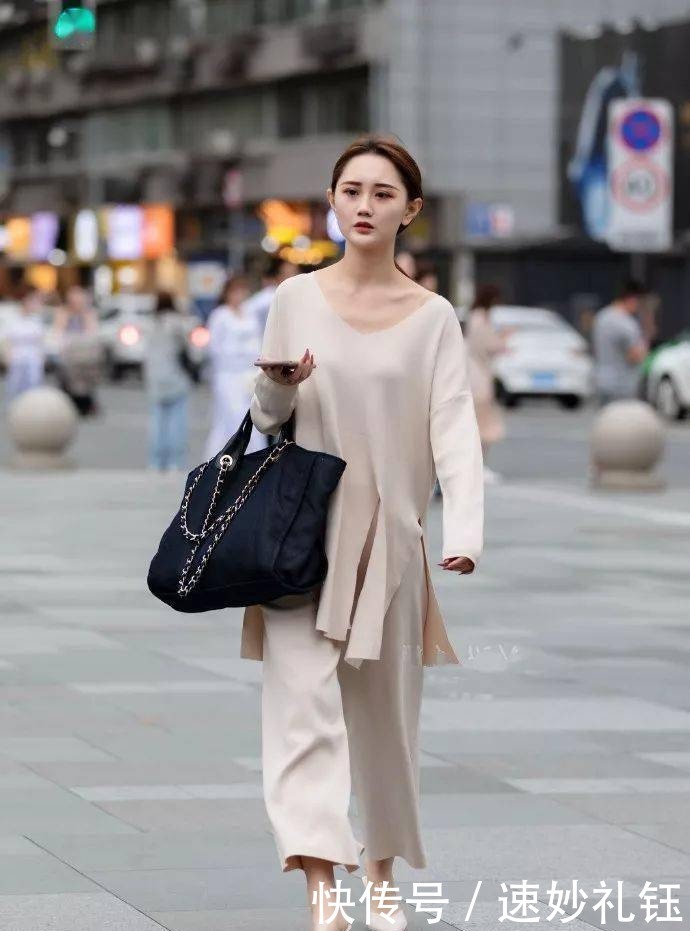  淡雅|美女穿上一双尖头高跟鞋，清新淡雅的搭配，显得沉稳又充满着魅力