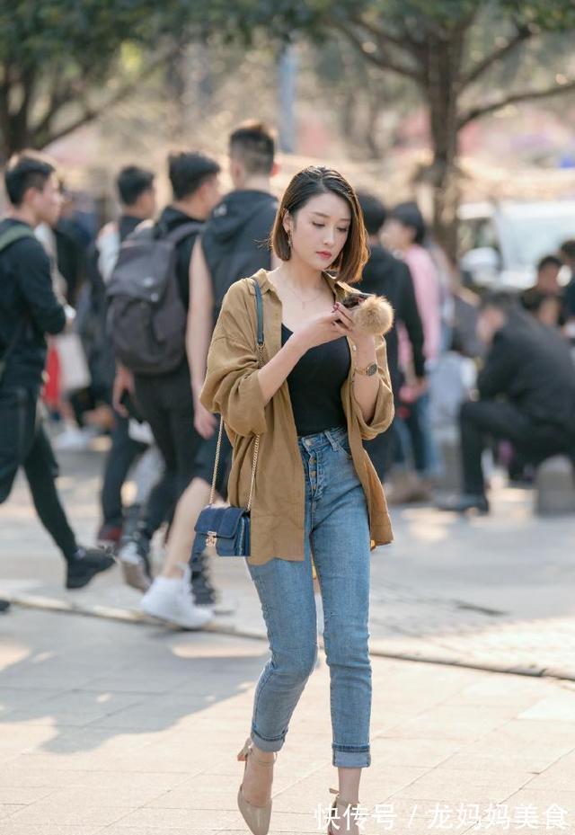 中性风 咖啡色的中性风设计穿起来格外有风度,营造出一种优雅时尚的气息