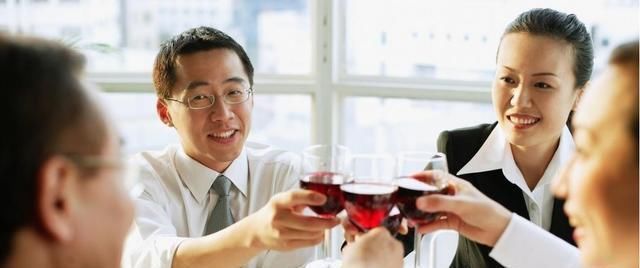 聪明人|给领导敬酒,傻瓜才说“我敬你”,聪明人都这么做
