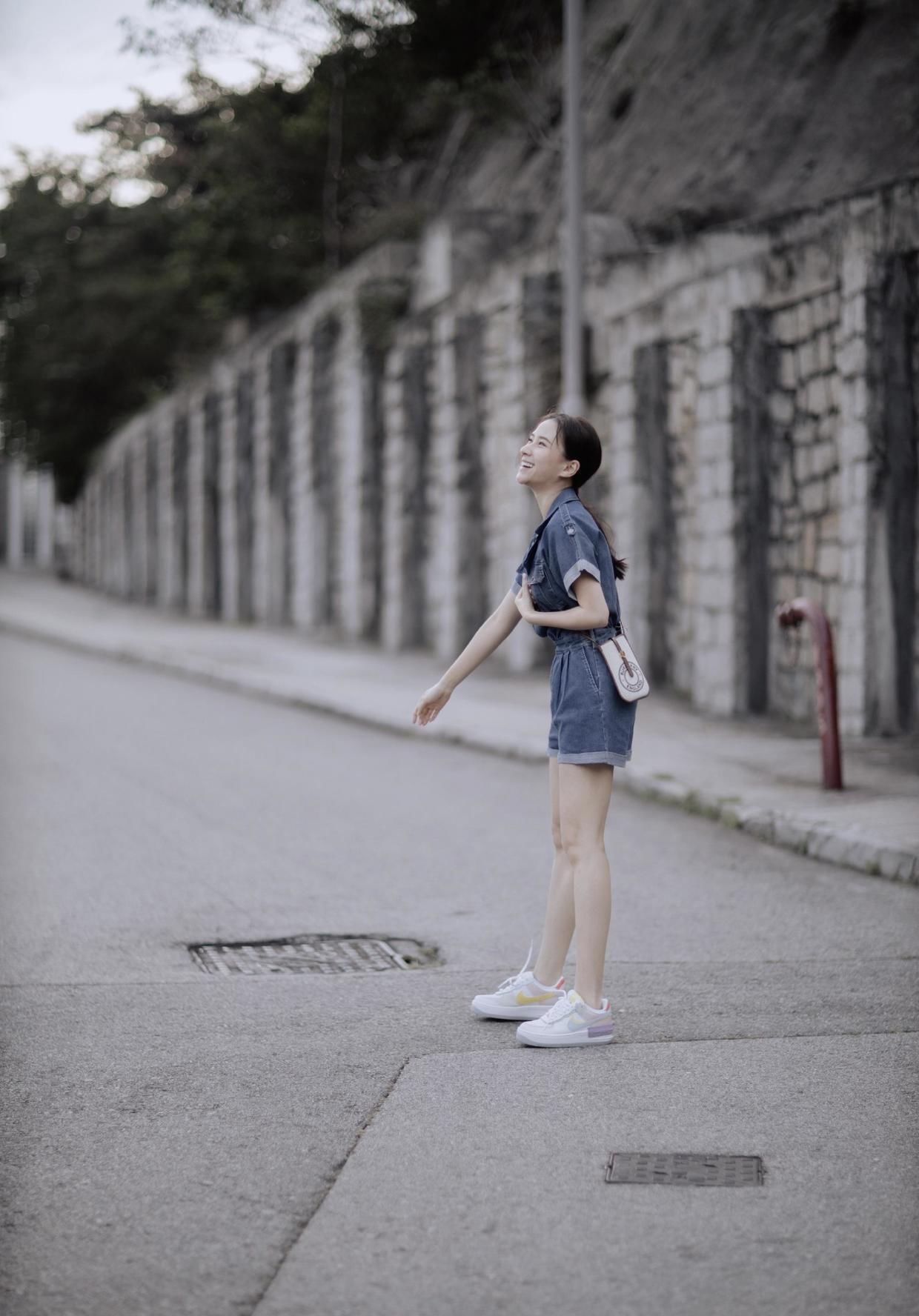 千金|何超莲不愧是千金，穿白T恤搭配彩色短裙高级时髦，女神范十足