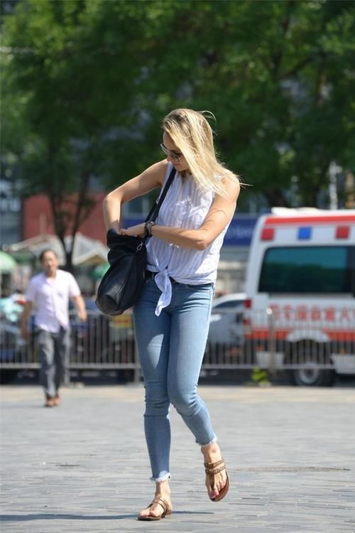 搭配 穿紧身牛仔裤,你会怎么搭配,要休闲还是正式一些