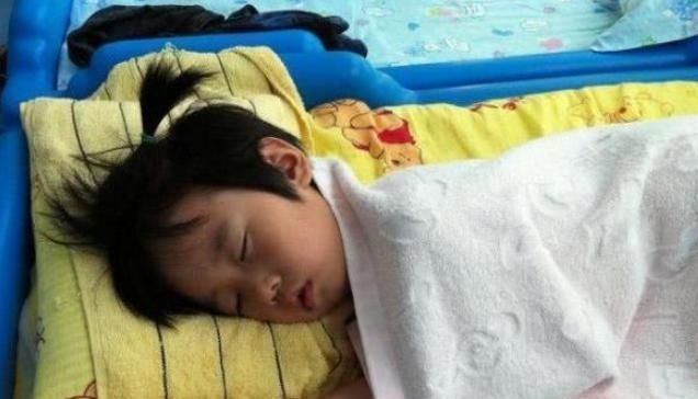 佳佳|4岁女儿本无午睡习惯，老师却说娃午睡很乖，看到毛巾被宝妈心疼