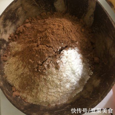 寒冷与温暖之间只差一碗可可燕麦香蕉夹心蛋糕