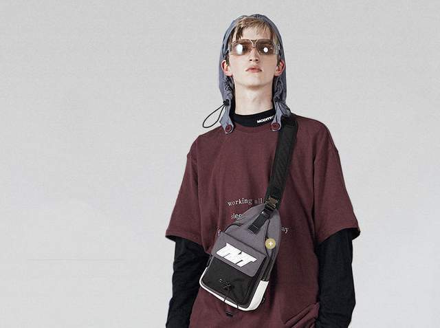 街拍!包有很多种,但潮男都背这款包