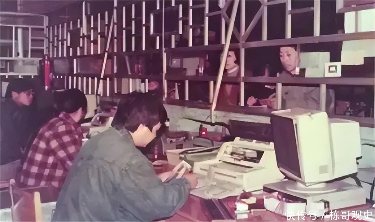 <p>那时,他甚至以抄写稿件和填写信封为生,再用赚来的钱买三轮车做拉货的生意,他的目标是自力更生,不依赖别人。</p><p>毕业后,袁宝璟进入了金融领域,开始了他的职业生涯。</p><p>他在北京的一家银行找到了工作,后被派到怀柔支行。但他并不满足于这样的生活,于是决定辞职开始做生意。</p><p>凭借敏锐眼光,他看准了黑小麦种植的商机,成功赚取了首桶金。</p><p>袁宝璟在股市也表现出了他的商业才华,他以低价购买国企股权,然后用股权融资购买其他企业股权,一轮一轮的融资,像流水线一样循环往复,使他成为了多家上市公司的重要股东。</p>