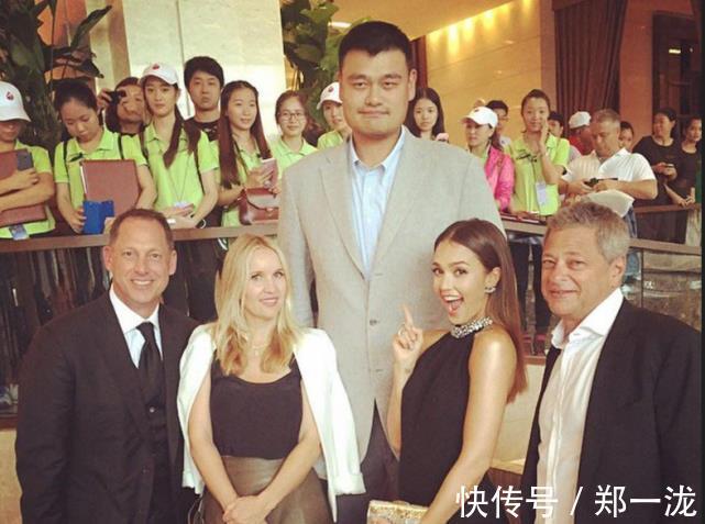 奥尼尔|NBA球星跟女粉丝合影都啥样?杜兰特显羞涩 詹皇有风度