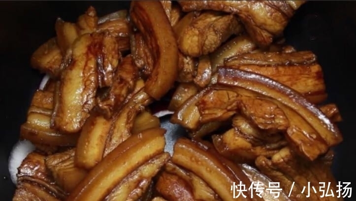 洋葱圈|婆婆做的五花肉，不用水，不用油，简单一秘制，隔壁邻居流口水