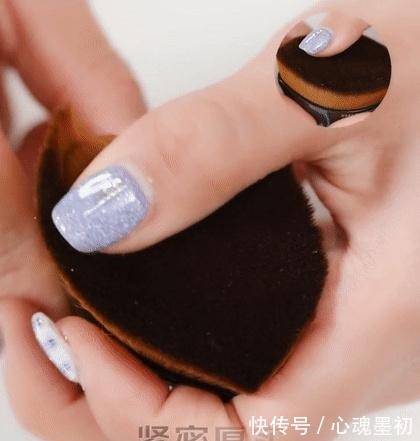 妆容 为何画底妆时要使用粉底刷起初不以为然,看到效果后却恍然明了!