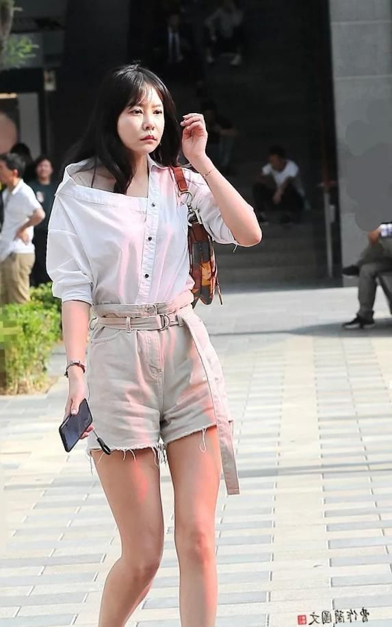 气质|街拍成熟耐看型小姐姐,低腰紧身裙,彰显性感新气质