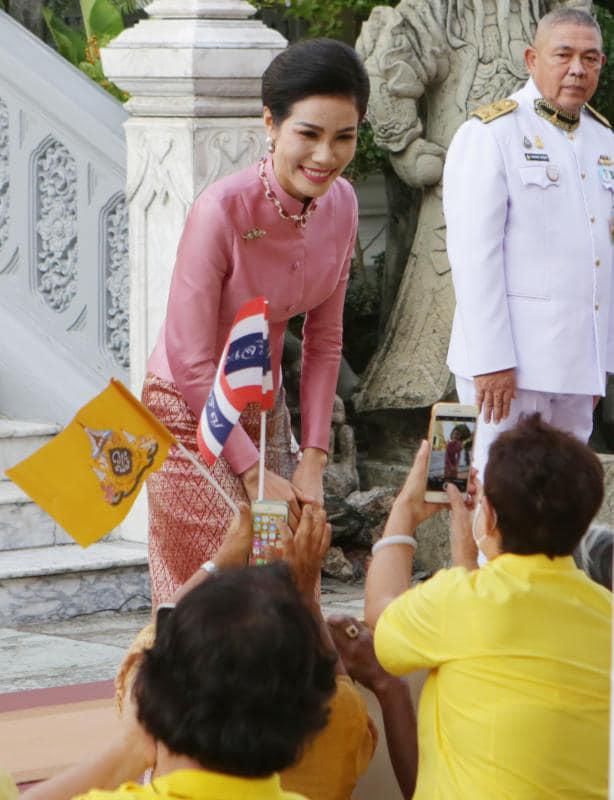 诗妮娜换新造型营业啦！穿粉衣太嫩了，耳边戴黄花更是少女感十足