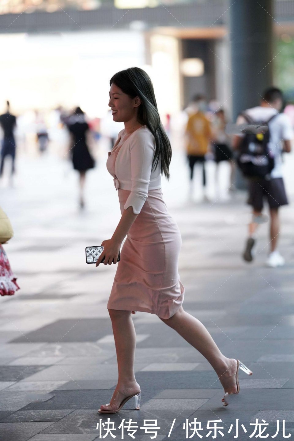 版型|淡粉色连衣裙搭配白色小外套,不仅显瘦还很有女人味