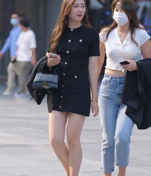 黑色“小香风”连衣裙,搭配排扣设计温柔大气,淑女感十足