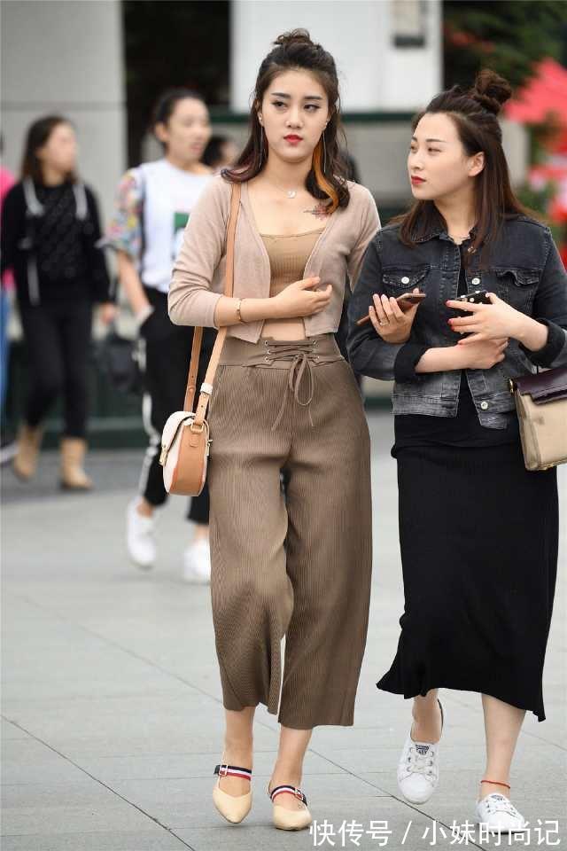 皮裤|街拍:小姐姐酒红色休闲衫搭配皮裤,简洁大方,双腿显得更加修长