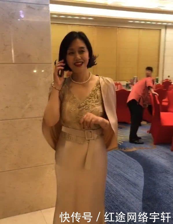 “最美婆婆”抢走新娘风头，金色的连衣裙和一条披肩，优雅端庄