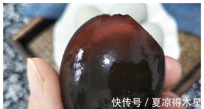 凉拌皮蛋|凉拌皮蛋怎样切才不粘刀,教你1个小技巧,皮蛋完好切不碎!
