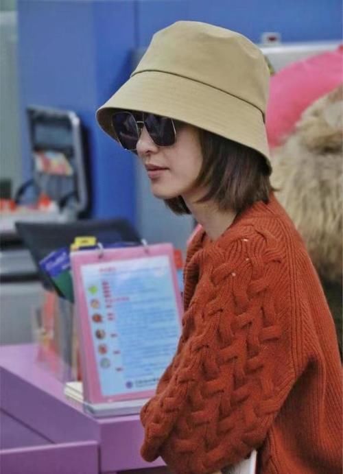 阔腿裤|穿搭真接地气！酒红色毛衣搭配牛仔阔腿裤，日常又百搭