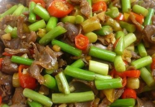  10余道菜肴分享，料足味更香，下酒下饭好实惠，家人吃的美滋滋