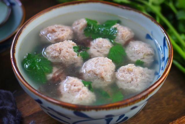 煮肉丸紫菜汤,不要加淀粉和鸡精了,肉丸嫩汤鲜美,诀窍公开