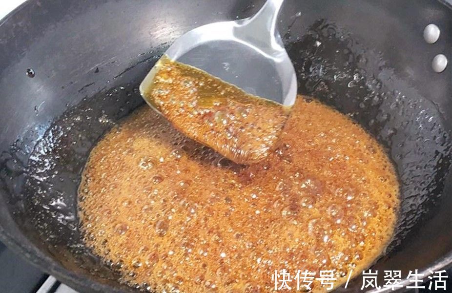 炒糖色时，冰糖直接下锅炒是大忌！多加这1步，糖色不发苦更红亮