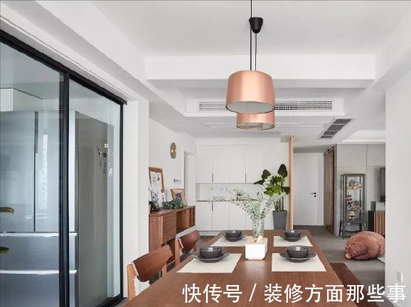 原木色|102平简约混搭风三居室,灰色与原木色就是那么舒服