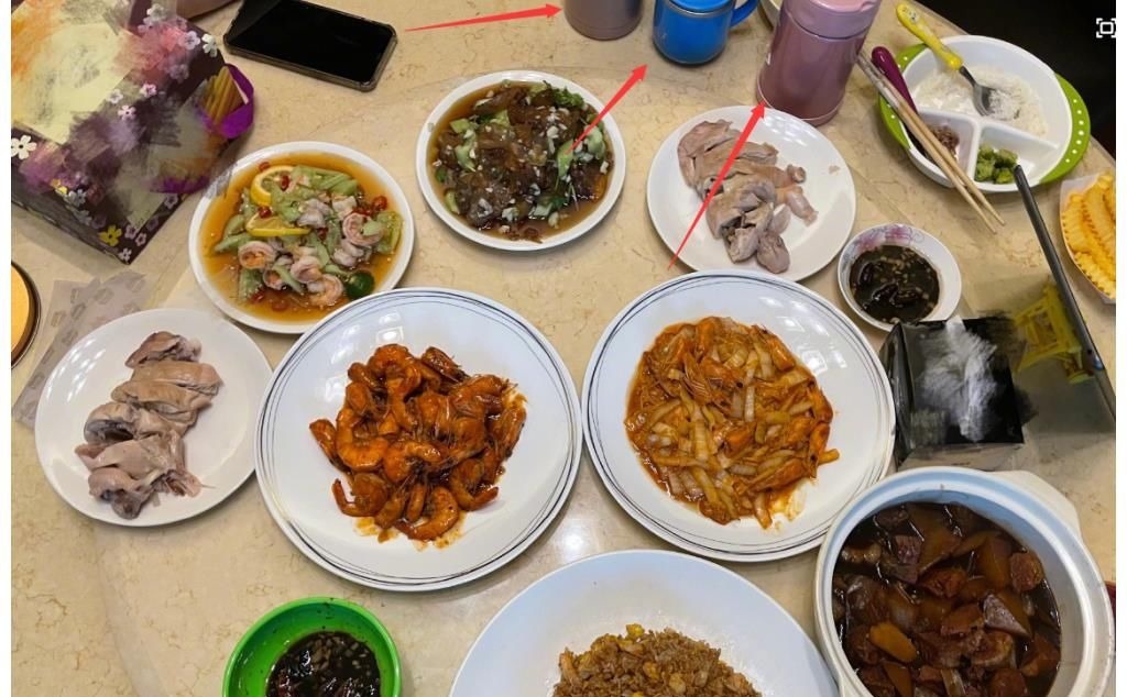 黃曉明深夜秀恩愛(ài),罕見(jiàn)下廚為baby做紅燒肉,一家三口用同款水杯