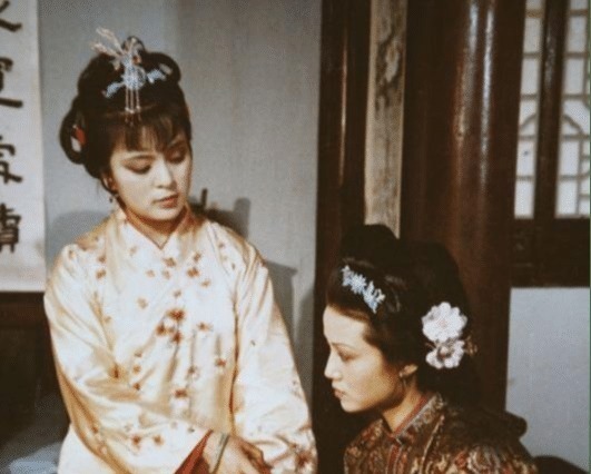 贾府!探春骂王熙凤的话,揭开了李纨的真面目,为自己挣下玫瑰花的诨号