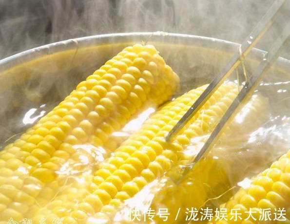 煮玉米,只加水是外行!多放2种料,香甜软糯,鲜美营养,更好吃
