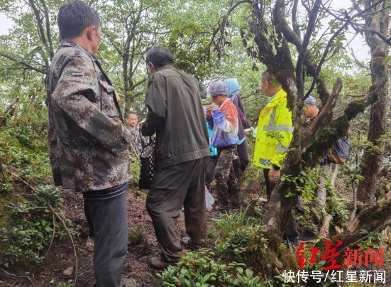 红星新闻记者|8人徒步迷失四川牛背山，包括4名未成年 警方16小时营救出山