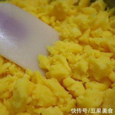 家常菜|#巨下饭的家常菜#巧克力冰皮月饼：乳香四溢的奶黄馅儿