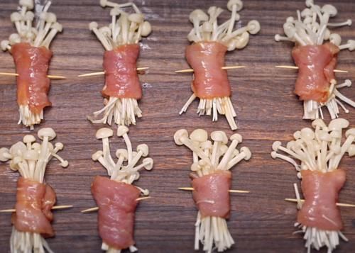 金针菇这样做太美味,搭配里脊肉煎着吃,焦香四溢又营养,真解馋